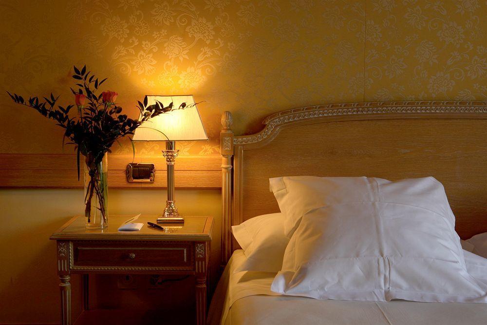 Hotel Splendide Royal Lugano Kamer foto A bedroom at the hotel